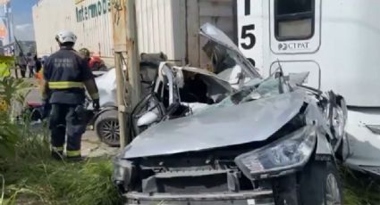 Tráiler se queda sin frenos y aplasta auto; conductora se salva de milagro