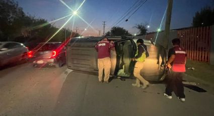 Choca contra poste de la CFE, se vuelca y abandona camioneta, enfrente de Rheem