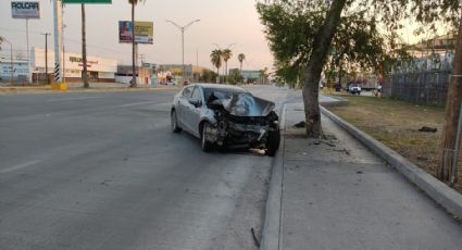 Se estampa contra árbol en avenida Reforma y abandona carro frente a Walmart