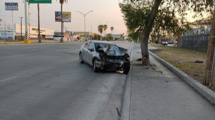 Se estampa contra árbol en avenida Reforma y abandona carro frente a Walmart