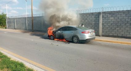 Se salva de morir entre las llamas al conducir; su carro acaba completamente calcinado