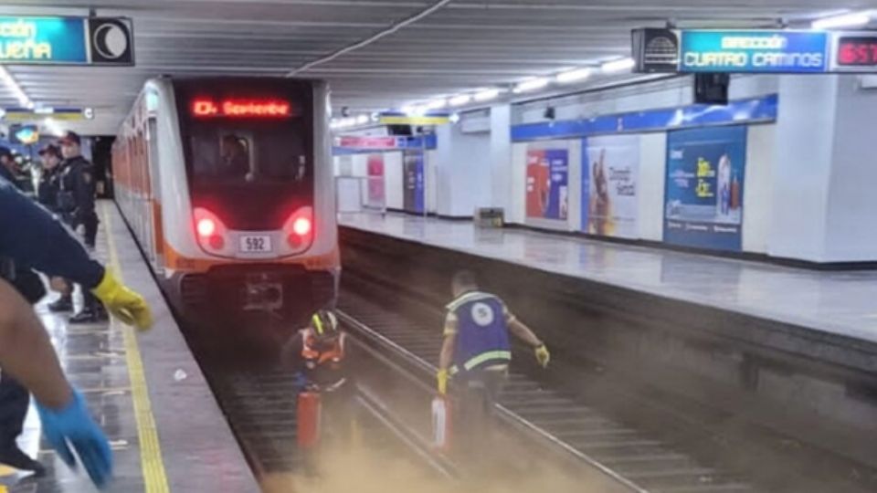 Dos jóvenes murieron en estación del metro Hidalgo, en la Ciudad de México.