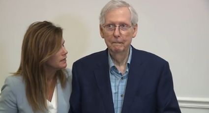 Líder del Senado de Estados Unidos se queda 'congelado' en plena rueda de prensa | VIDEO