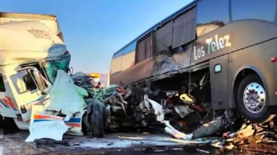 En pleno bloqueo, una maniobra del autobús provocó la colisión de las dos unidades que terminó en desgracia para todos los involucrados