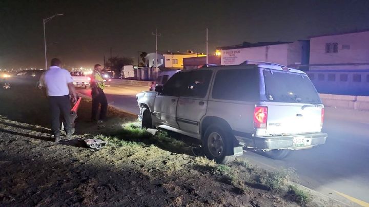 Borracho tumba arbotante en la Carretera Aeropuerto; alega que le dieron 'un cerrón'