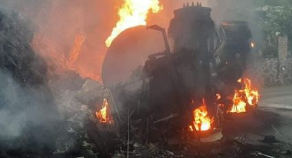 Pipa cargada de combustible vuelca y explota en Jalisco; 2 muertos en el siniestro