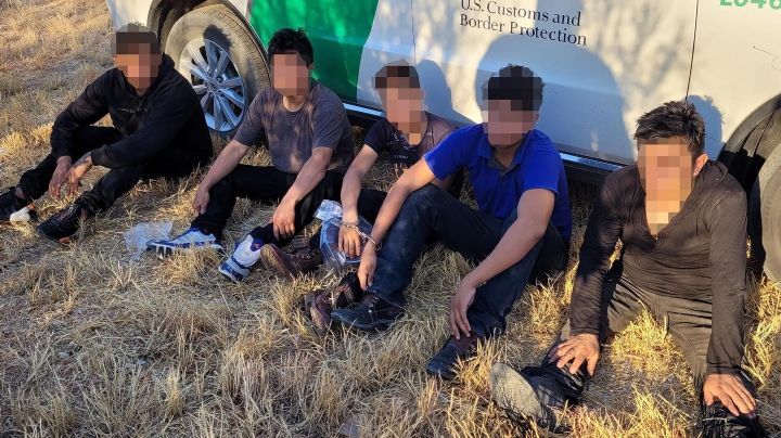 Pollero huye a pie de la Patrulla Fronteriza; abandona camioneta con 5 indocumentados