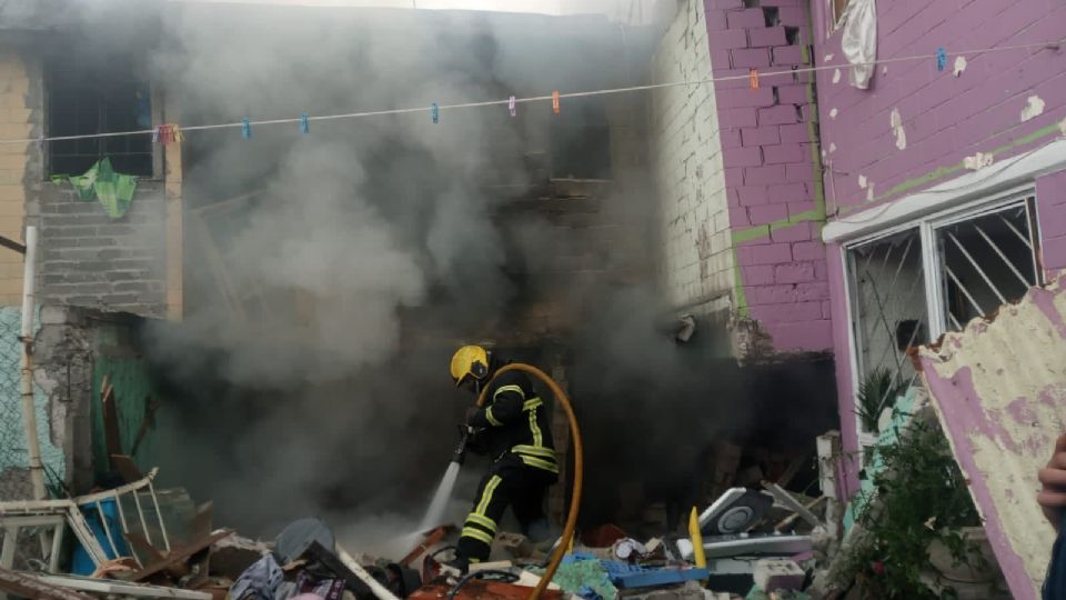 Bomberos y personal de Protección civil atendieron a la familia afectada, entre ellos un menor de edad, quienes fueron llevados al hospital por las heridas causadas en el incidente