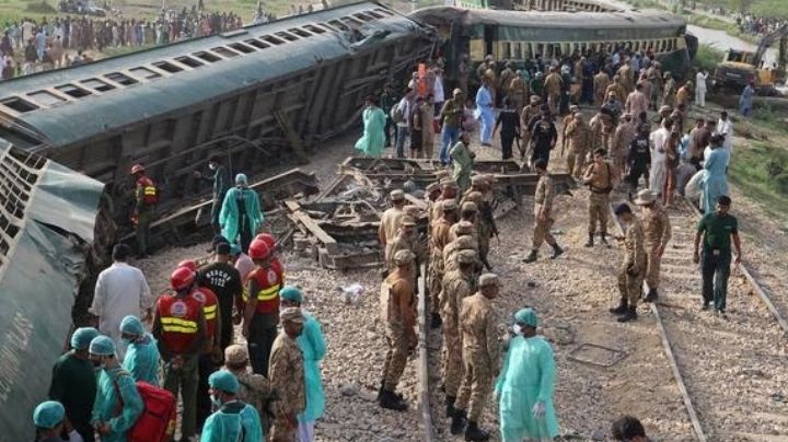 Descarrilamiento de tren en Pakistán deja 23 muertos y más de 80 heridos