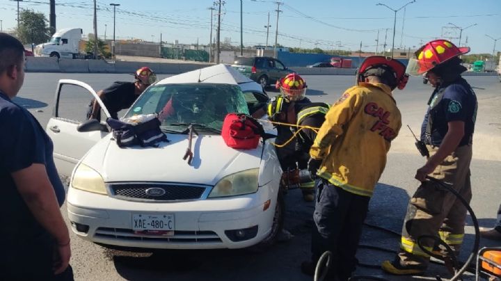 Conductora queda prensada al entrar a Colinas del Sur; la rescatan con 'quijadas de la vida'