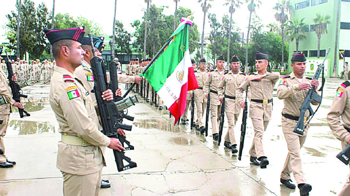 Ofrece el Ejército becas para jóvenes estudiantes