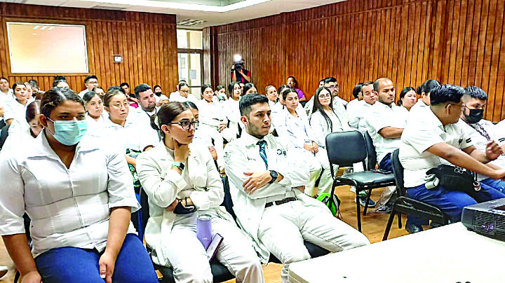 Capacitan a 60 pasantes de enfermería y medicina