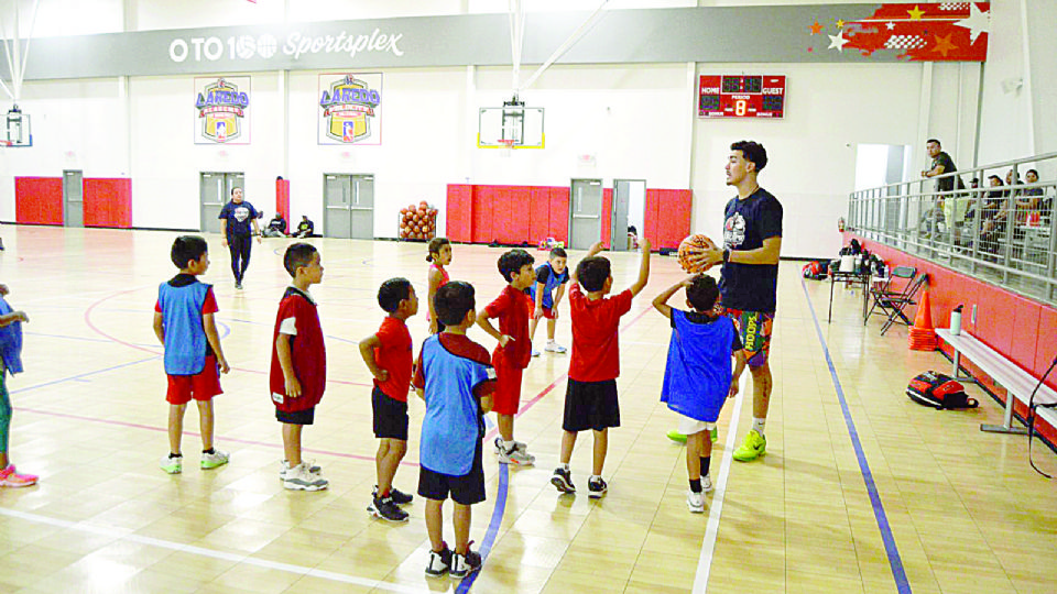 Niños de escuelas primarias recibieron una clínica de basquetbol gratuita.