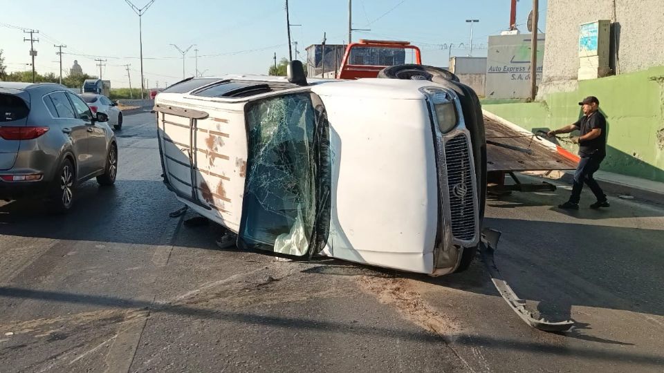 La camioneta quedó de costado.