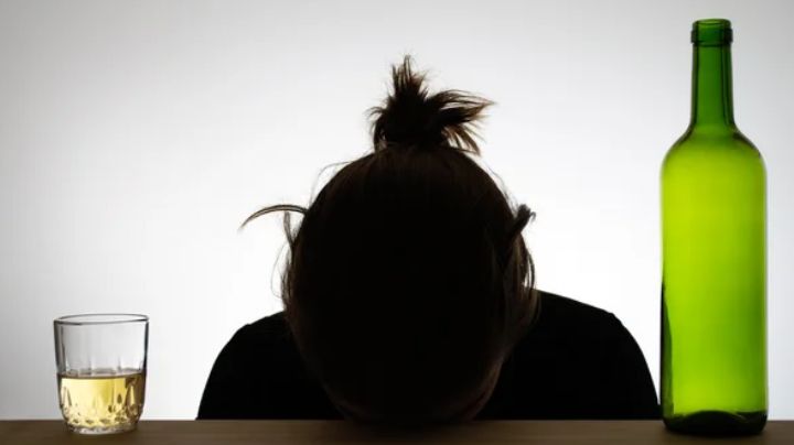 Mujer borracha se entierra varilla en el estómago al saltar barda de su casa