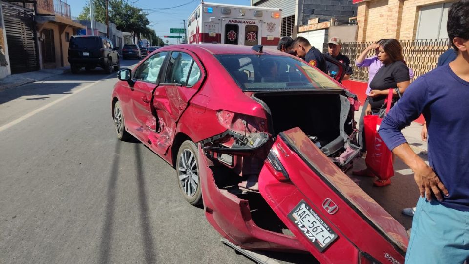 El vehículo Honda quedó destrozado.