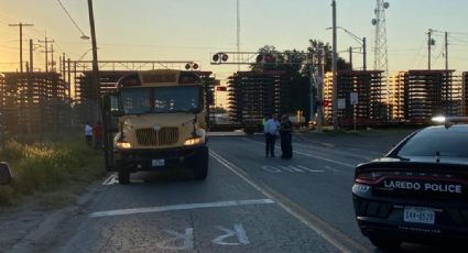 Autobús escolar se impacta contra tren en Laredo, Texas; chofer y dos alumnos, lesionados