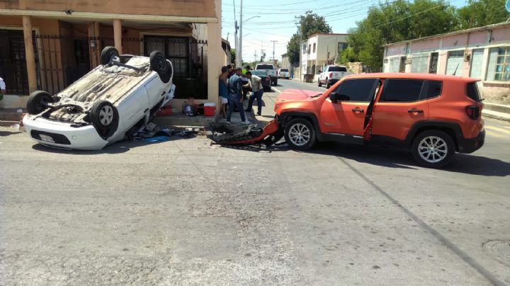 Hombre causa accidente con volcadura por pasarse el alto en colonia Viveros