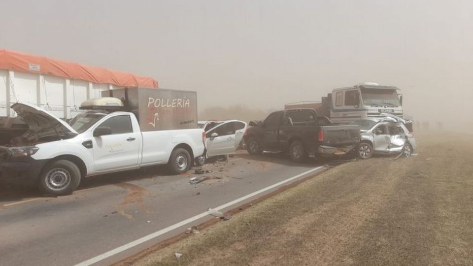 La tormenta de tierra nubló la vista de los conductores, produciendo una colisión múltiple entre varios autos