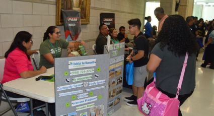 Estudiantes de Laredo, Texas, aprovechan la feria del empleo