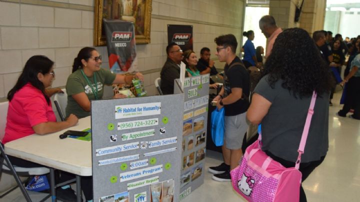 Estudiantes de Laredo, Texas, aprovechan la feria del empleo