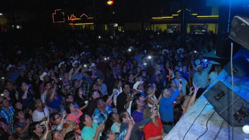 Cientos de personas bailaban en la pista del Silverado Rodeo.