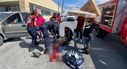 Joven motociclista sale volando en choque en avenida Reforma; lo trasladan grave al hospital