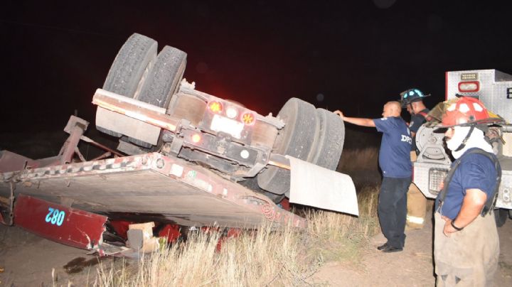 Trailero se salva de morir en Carretera a Anáhuac; la unidad quedó destrozada | FOTOS