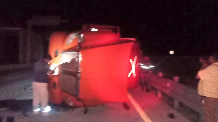 'Vuela' trailero con su pesado camión y termina volcado en la autopista
