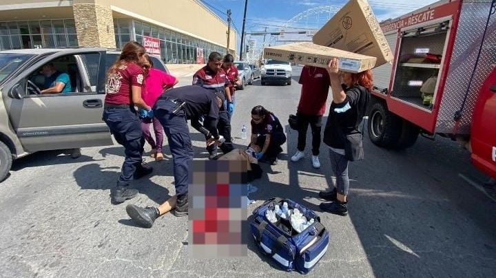 Joven motociclista sale volando en choque en avenida Reforma; lo trasladan grave al hospital