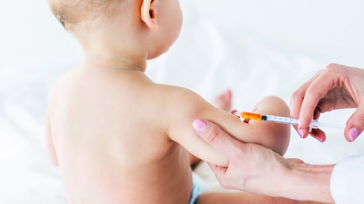 Padres se niegan a vacunar a su bebé; gobierno los obliga "por el bienestar del infante"