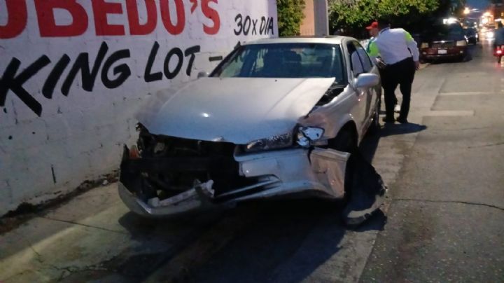 Maneja en contra, se pasa alto, causa carambola y parte en dos poste de Telmex, en sector Centro