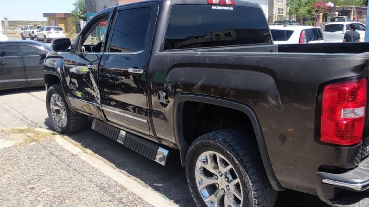 Motociclista sufre serias lesiones al impactar contra camioneta que se pasó alto, en avenida Eva Sámano