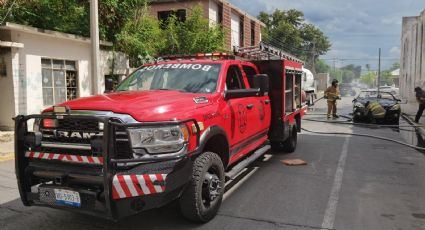 Carro se calcina por completo, por posible cortocircuito en el sector Centro