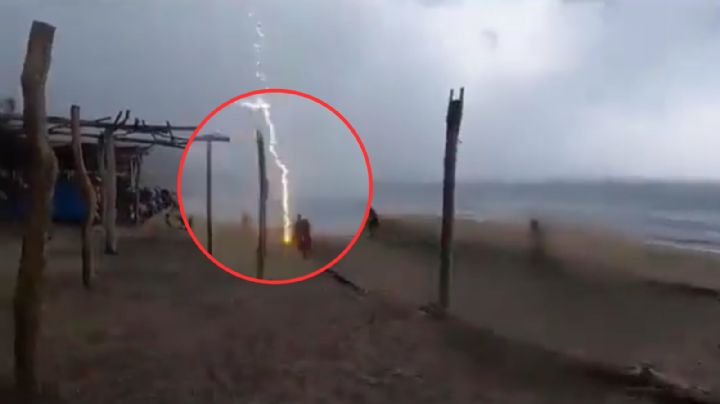Dos personas pierden la vida luego de ser impactadas por un rayo en la playa | VIDEO