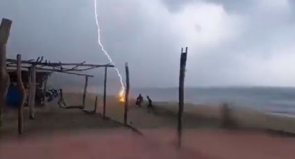 MOMENTO EXACTO en el que rayo mata a dos personas en playa de Michoacán | VIDEO