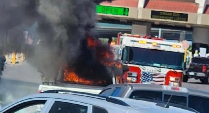 Camioneta en llamas en el Puente 2 paraliza el tráfico; acuden bomberos a la escena