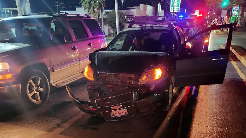 Destroza el frente de su auto