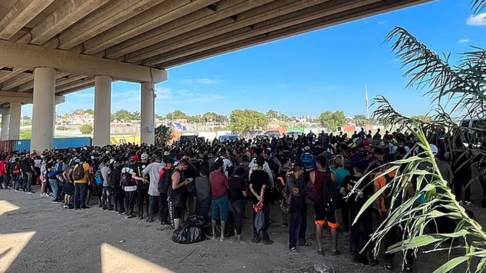 Migrantes bajo el puenteen Eagle Pass