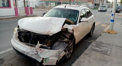 Choca contra camioneta estacionada y abandona su vehículo, en la colonia Juárez