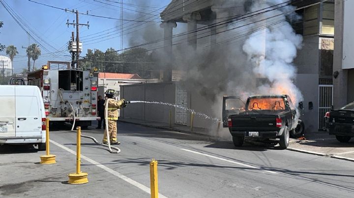 Se incendia camioneta por corto circuito en avenida Juárez