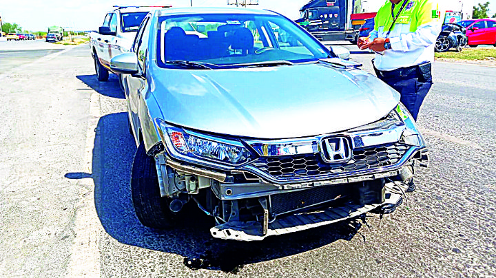 Abuelito sale de agencia automotriz y causa percance en el bulevar Colosio