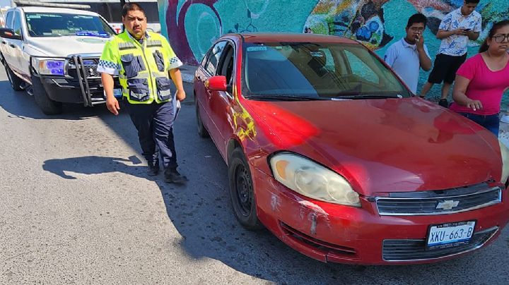 Conductora arranca su auto sin precaución y choca a otra mujer que nunca la vio venir