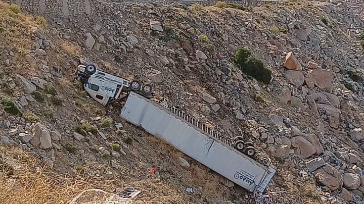 MOMENTO EXACTO: tráiler cae a barranco en La Rumorosa | VIDEO