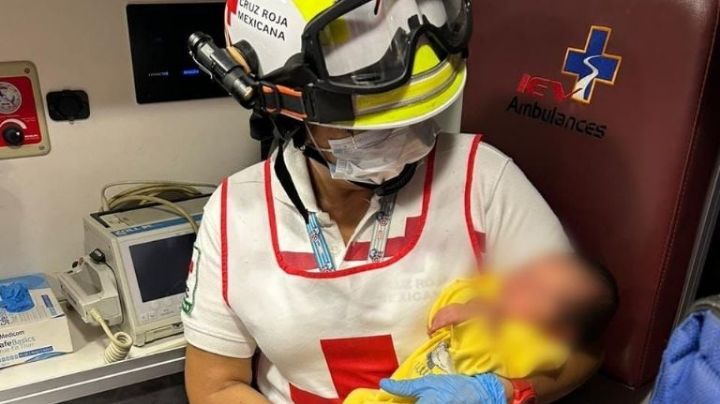 Abandonan a bebé recién nacida en caja de zapatos; la rescatan en terreno baldío