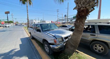 Borracho estrella su camioneta contra palma en camellón de avenida Eva Sámano; lo arresta Tránsito