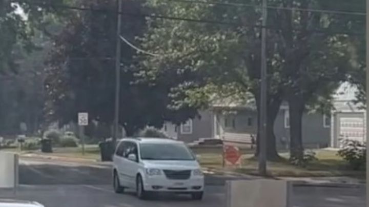 ¿Flojo o creído?, empleado vive cruzando la avenida y llega al trabajo en auto | VIDEO