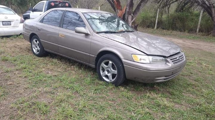 Reportan olores fétidos en auto; lo abren y el hallazgo es terrible