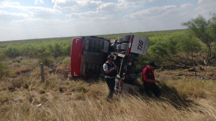 Trailero sobrevive tras aparatosa volcadura en el Libramiento Méx 2 y abandona la pesada unidad