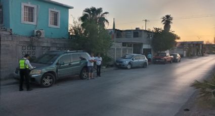 Ebrio choca dos vehículos estacionados en Voluntad 4; ciudadanos impiden que huya